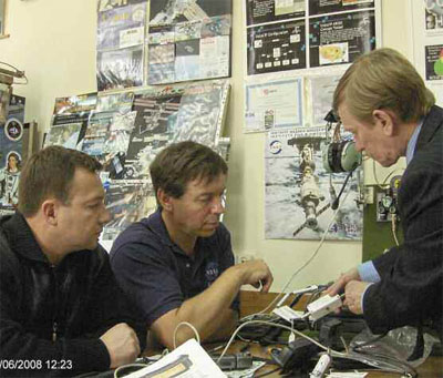 Космонавт Юрий Лончаков (слева) и астронавт Майкл Баррат