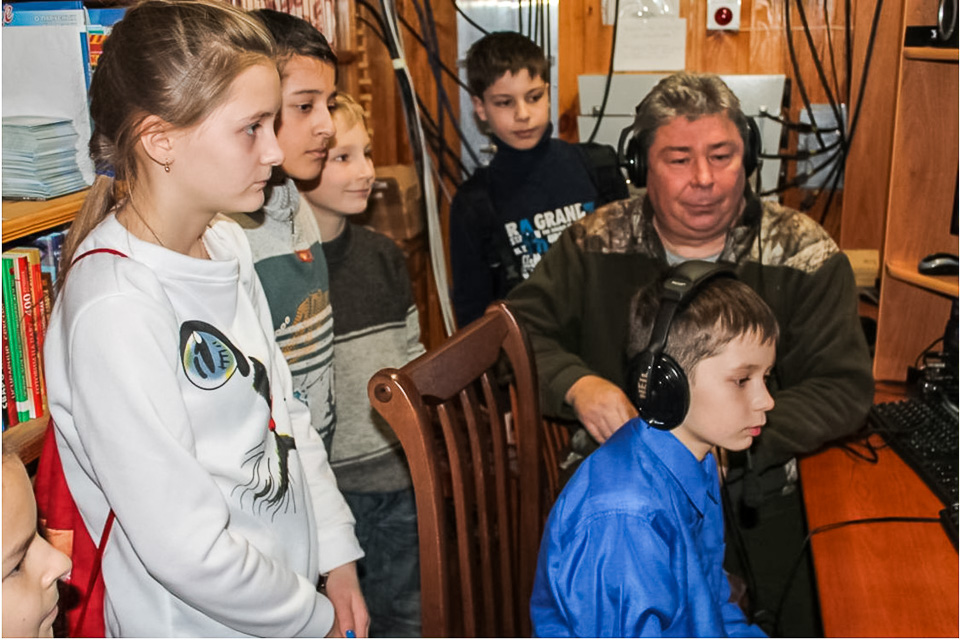 Радиовстреча в эфире 41/42 экипажа МКС с детской коллективной радиостанцией R8AM